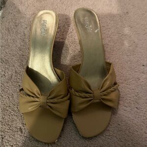 Elegant brown Slip-On kitten heels